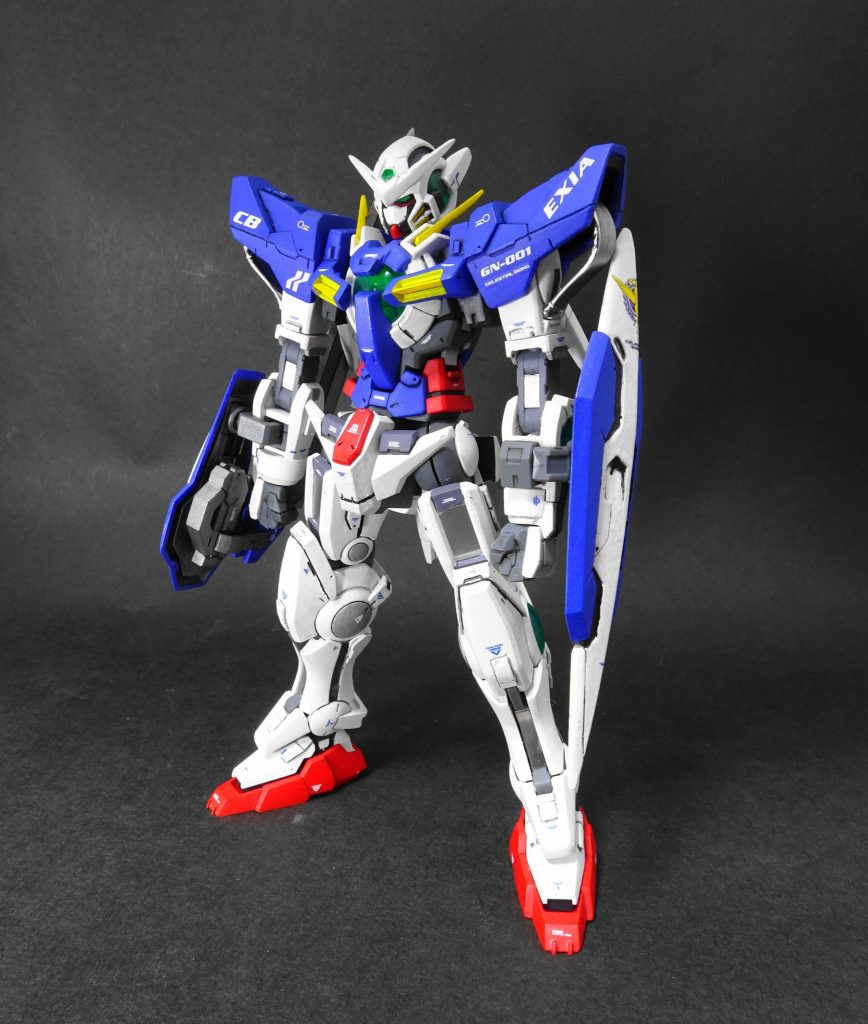 立ち姿ディテールアップの他に改造した部分は主に4つ。・胴体の分割で最近のHGのような胸部の前後可動。・股関節をリペア2のものに。ヒジ関節を二重関節に。・頭部アンテナの短縮とGNソードを収納可能に。・GN粒子のコード部にステンレスフィニッシュを採用。