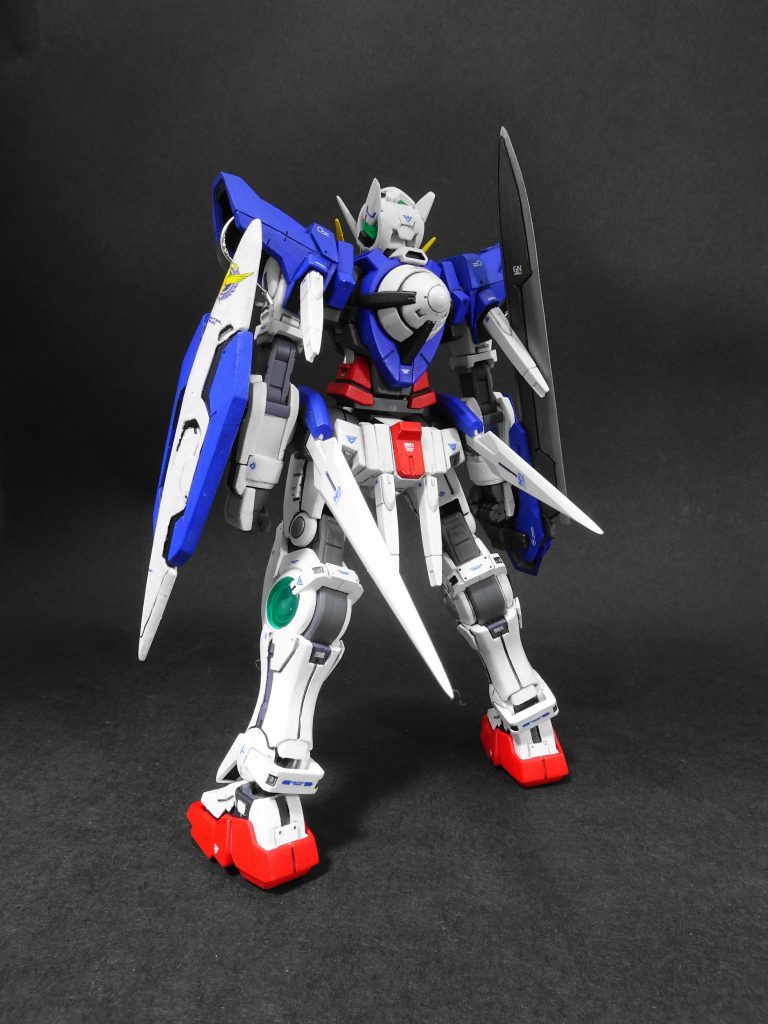 背面こっちはGNブレイド装備で。RGエクシアの水転写デカールを入手し貼り付け。肩は00汎用のデカールを中心で、バンダイのデカールのみで全身構成されています。