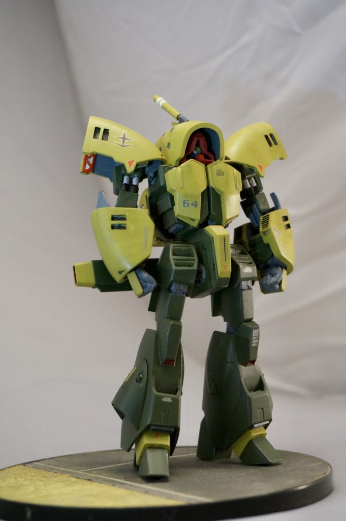 。改修点は下記の通り・頭部装甲開閉ロックボルト風ディテールを追加・モノアイスリット内にディテール追加、モノアイはHアイズに換装・頭部アンテナ増径・頭部、肩のラウンド装甲はエッヂにプラ板を貼り厚み増し、肩にはトラス状の構造体を作り込み。・肩、前腕のラウンド装甲のホバリングスリットは市販パーツにて形状変更・太腿上部のエアインテークはスリットを新造、内部に給気ファンを入れ込み・各部ダクトには市販パーツを入れ込みディテールアップ・各部スリットは一旦開口し奥行き感を出しています。