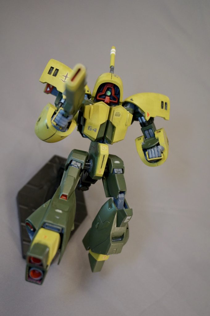 全体的に彩度を落としたカラーリングにしました。ラウンド装甲などはイエローグリーンです。墨入れ、水転写デカール貼、艶消しクリア後、コピックで軽くウェザリングしてます。