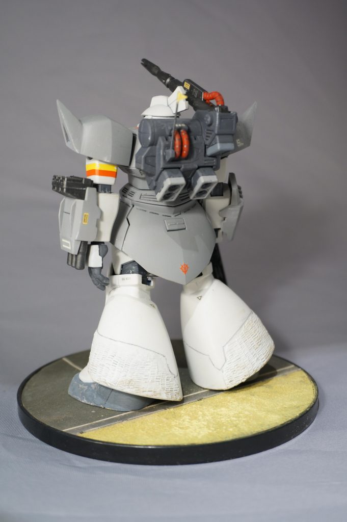 バックパックにはアンテナを追加した以外は素組みです。表情が付きすぎている左手は全指を一度バラバラに分解し自然な平手になるように再構成しています。