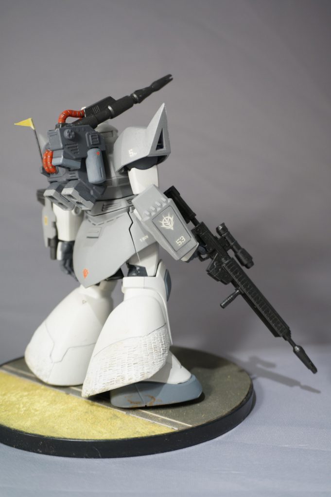 パステルなどで軽くウェザリングしています。