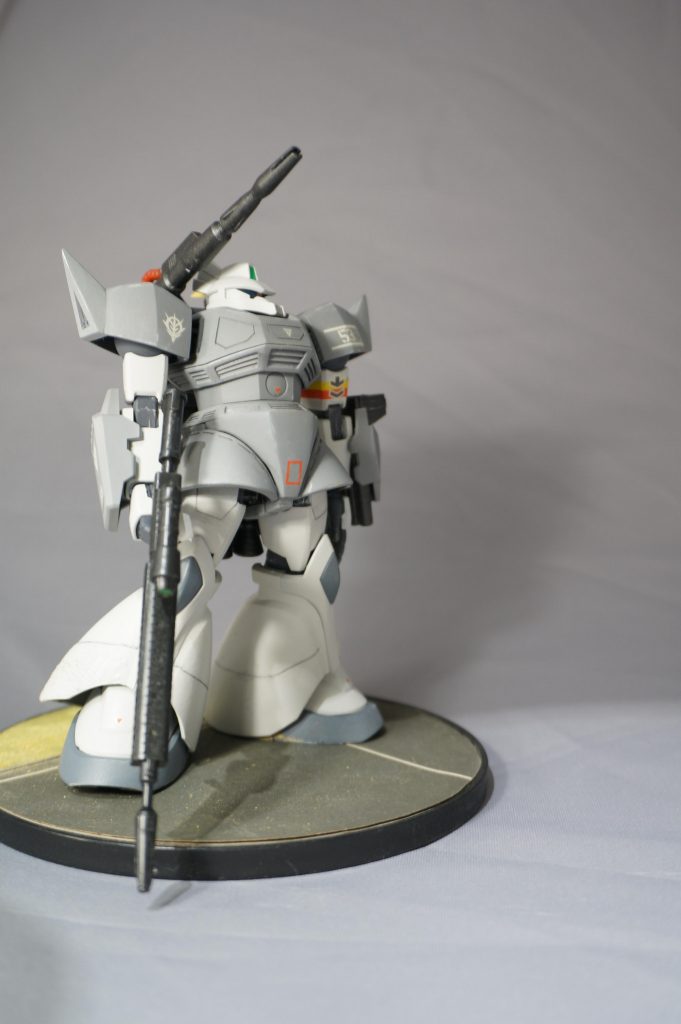 ゲルググ本体の改修点は下記の通り・腰前面は胸部と同様に「面」が出来るようにパテ盛り整形・肩サイド面にダクト風開口を新造、肩自体も幅増し、シャープ化・スネ部フレアにはツェメリットコーティング・全身に筋彫り追加