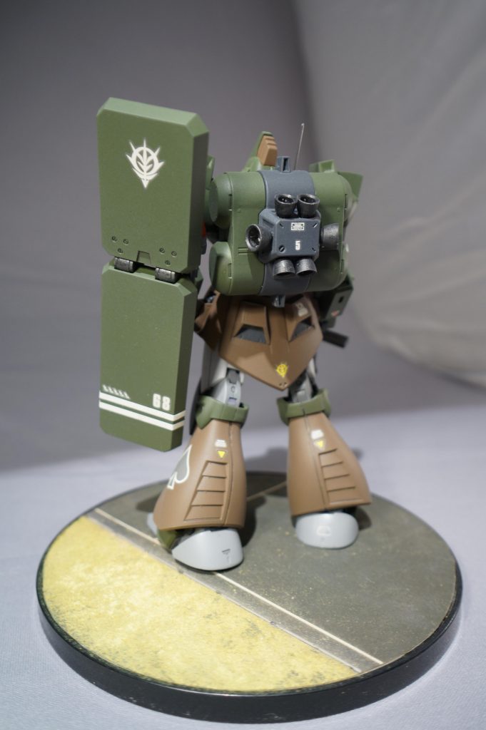 ギラ・ドーガのマシンガン・バックパック・シールドを装備してます。