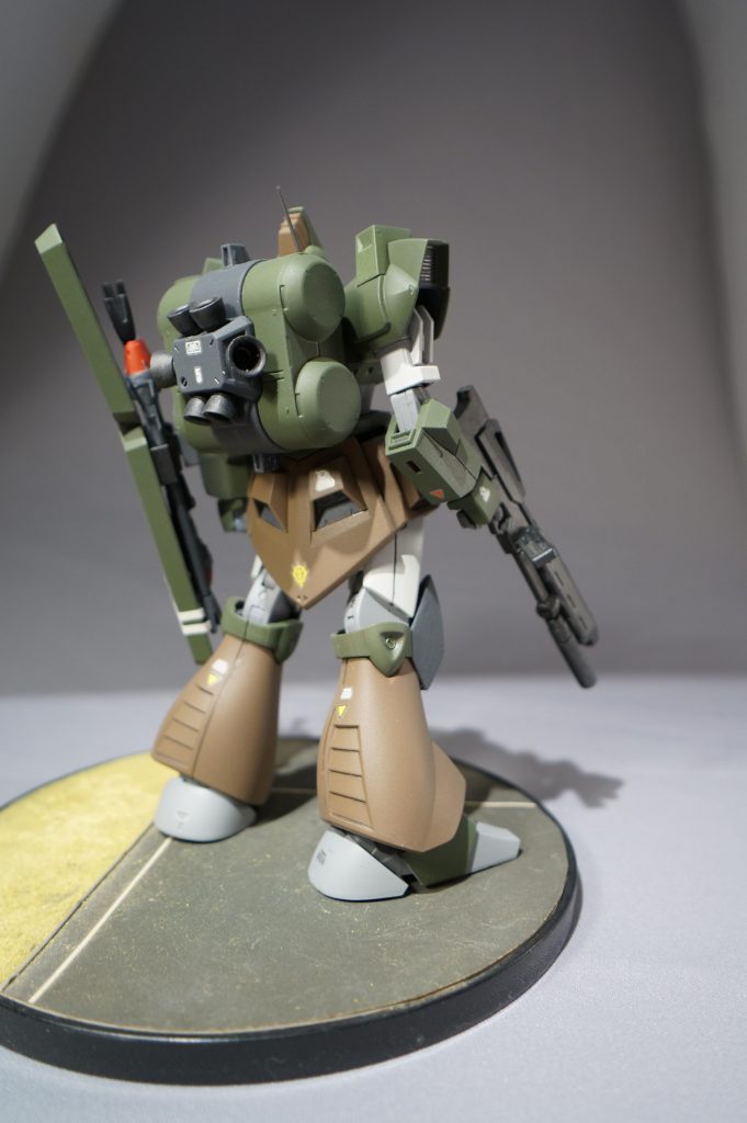 ハマーン出撃時の随伴機のガズR/Lは、おそらくキュベレイ完成時には開発されていたと思われます。グリプス戦役終結時にティターンズの物的人的資源がアクシズに流入しましたが、そのタイミングではガルバルディβがアクシズに流れてガズR/Lとなったのでは少し遅い気がします。また、ガルバルディβは主に連邦本体の所属機でありティターンズの機体ではありません。故に導き出される仮定としてはガルバルディβは1年戦争末期にはすでにほぼこの「外装」で完成しており、連邦に接収された機体とは別にアクシズも実機なり開発データなりを隠し持っていたのではないか?と言うものです。ということで、このガルバルディβはアクシズで生産、ネオジオンで運用され、シャアの反乱の際にチューニングを施された機体という設定です。