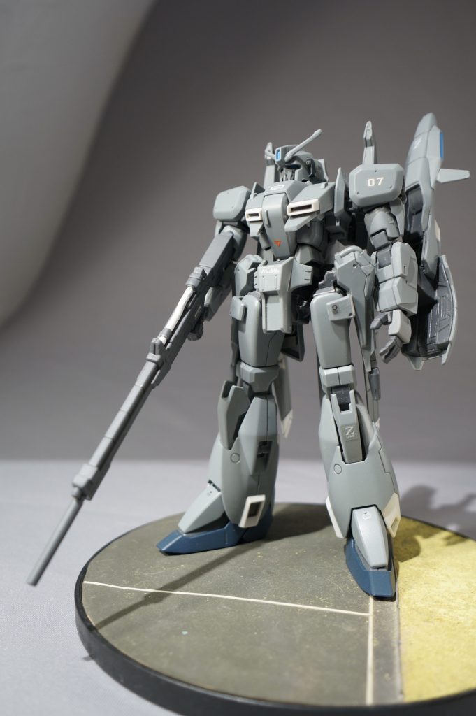 リリース時は頬ダクトの整形不良や腰フロントアーマーの形状間違いなどありましたが、キットそのものは良好なプロポーションの名キット。素組みで十分カッコいいです。ダクト類のディテールアップと部分塗装で仕上げました。ツインアイを含むセンサー類が赤いのは好みでないのでスカイブルーに変更。ソールなどの濃紺もネイビーブルーでさらに抑え気味の紺へ変更しました。