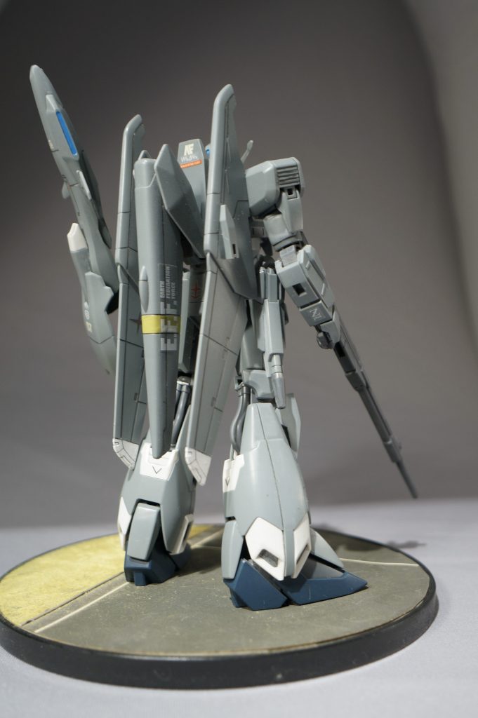 主翼にもホワイトを入れることにり「航空機感」を出してみました。