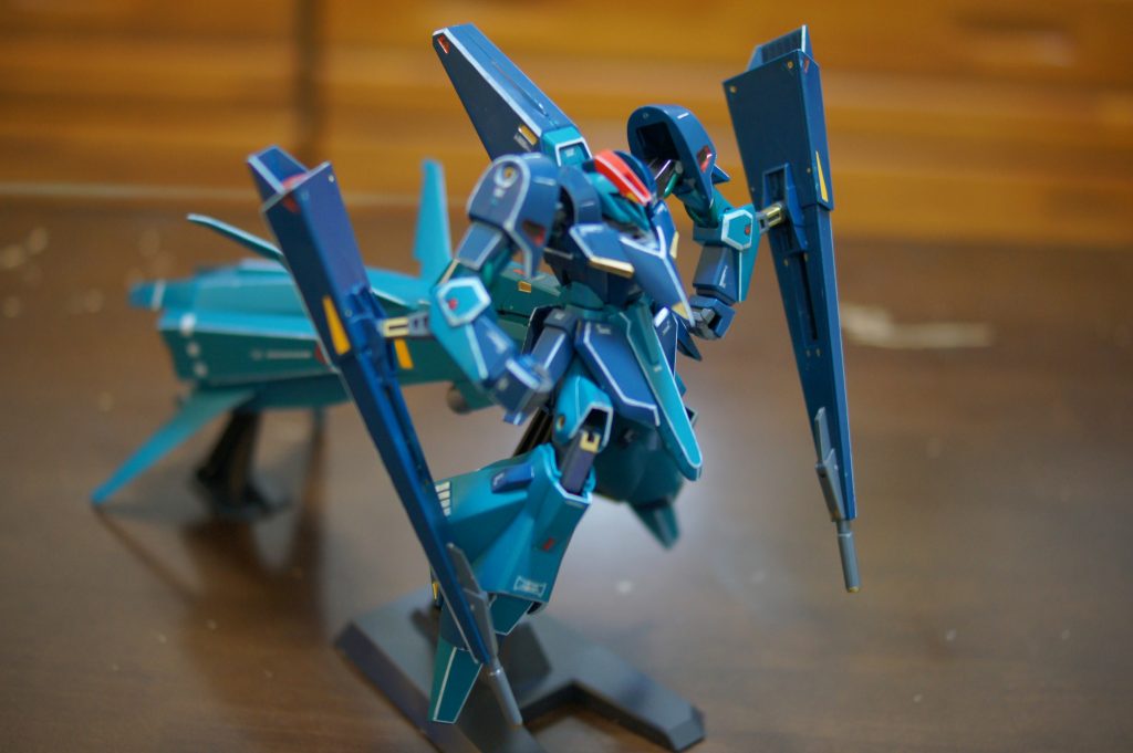 プラモのエッジに沿ってガンダムマーカーでなでるだけ