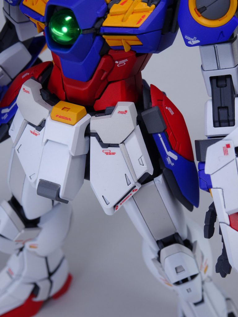 他の４機と情報量を合わせるため、ハイディテールな脚部を中心に、あえてディテール「ダウン」。ＲＧと同程度のディテールまで減らしました。