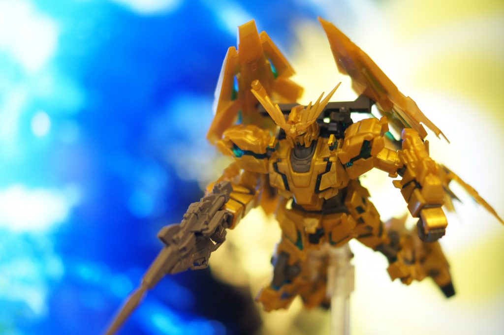 1)PCでネットから背景にできそうな写真を探す2)HDMIでテレビにぐなぐ3)クリアのガンダムベースにガンプラを立てる4)ポージング5)背景の光の方向と、ガンプラの光の方向を合わせる6)デジイチなどで背景を思いっきりぼかしてたくさん撮る7)10枚に1枚程度はイケてる(自分のイメージに近い)ジオラマ写真が撮れてる8)撮れた写真をPCからテレビに写して大画面で楽しむ9)居場所がないときはテレビを消して、ガンプラを片付ける10)現状復帰(笑)11)家庭円満