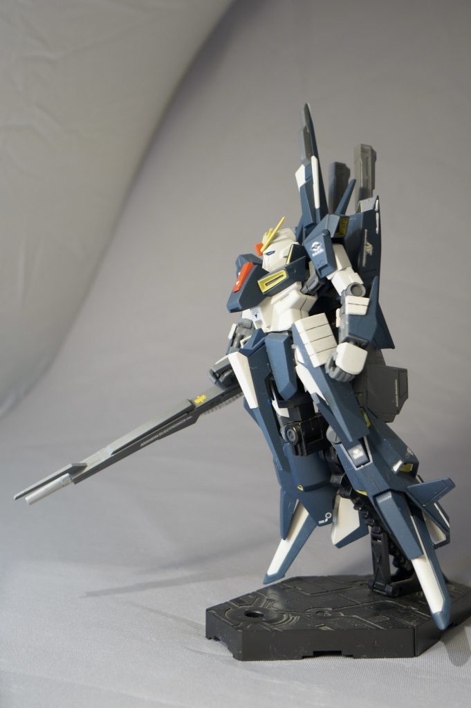 Z-MSVは全般的にその傾向ですが、やはり設定色が派手すぎるので、抑え気味のカラーリングに変更して全塗装しました。