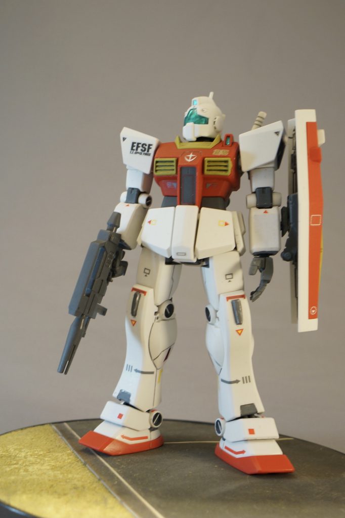 HGUC GMIIの問題点は、先行してリリースされたGMIIIからの部分修正であることに起因しています。私が気になる問題点は下記の通りです。①上半身がGMIIIのままになっているため、幅広のGMIIIの頭部に合わせて作られた「襟」とGMIIのスリムな頭部があっていない。②肩が大きすぎる。③肩側面のスラスターは設定では片側2口ですが、HGUCでは穴ひとつになっている。④二重関節になっている肘関節のマルイチが、関節軸とずれているため肘を曲げると不自然。⑤脛が太い⑥足首がオーガスタ系ジムによくある「カトキスリッパ」になっている。