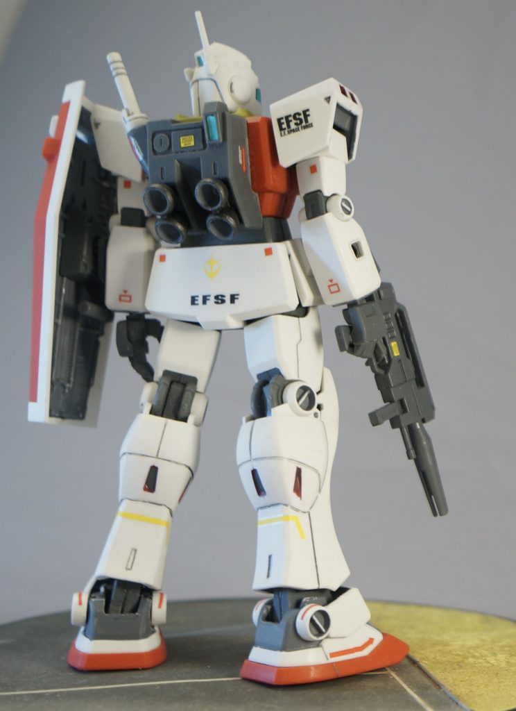 上記を踏まえ、あまり手間をかけないでどこを補正し、どこを諦めるか?です。①②はイジるとかなり面倒なので今回はパス③これはプラ板で仕切りを作り分割しました④腕ごと021ガンダムと交換します上腕関節軸がそのままGMIIの肩にポン付けできます⑤これも根が深いのでスルー⑥足首の接続パーツごと021ガンダムと交換021ガンダムはGMIIと成型色が似ているので簡単フィニッシュしても違和感がありません。素ジムとの整合性も高くなります