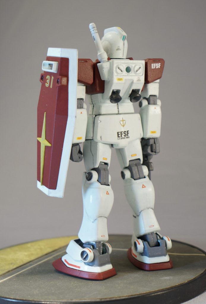 肩はFGガンダムのものに交換。頭部にはゴーグルを光らせるため、アルミホイルを丸めて突っ込みました後ハメ加工、全塗装仕上げです。少し渋めのカラーリングで赤はクレオスのあずき色白は同ホワイトグリーン黄色はタミヤカラーのイエローグリーンです。