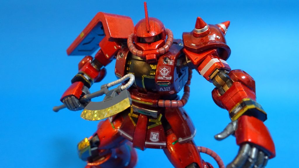 ヒートホークはユニコーンのサイコフレームで使った100均のホログラムテープ。燐光のような光の反射でその部分が電磁ヒート・アクティブである感じに貢献。金メッキエングレービングは、ハセガワのミラーフィニッシュシートのゴールドを細切りして金箔貼りのように。ネオ・ジオンマークまで作るのは今回はスキップ。