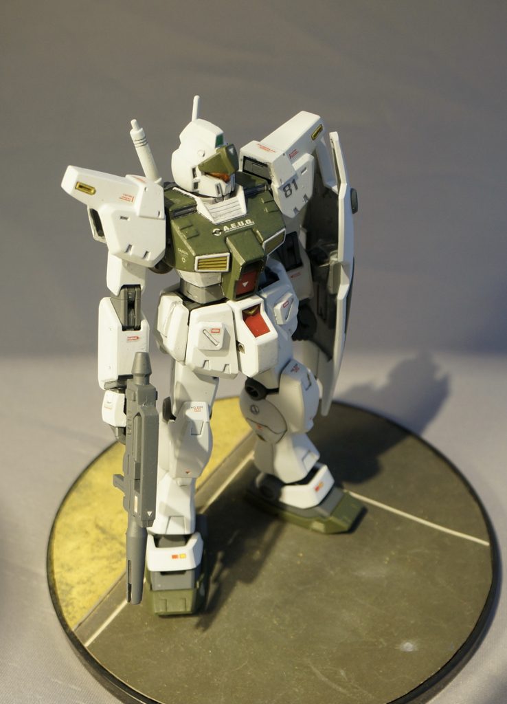 ジムカスタムはカッコいいんですが、設定色のラムネ色がどうにも好きになれなくて、エゥーゴカラーにて塗っちゃいました。