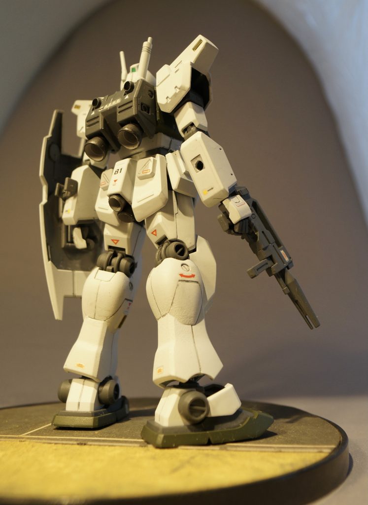 ＨＧＵＣにおけるオーガスタ系機体はどれも不遇な感じがします。特にジム改系統は先行したパワードジムをベースにしていたため、ノーマル体型のジム改はバランスが悪くなってしまいました。ですが、このジムカスタムがうまくバランス調整がなされ、素組みでも十分納得できるプロポーションに矯正されています。