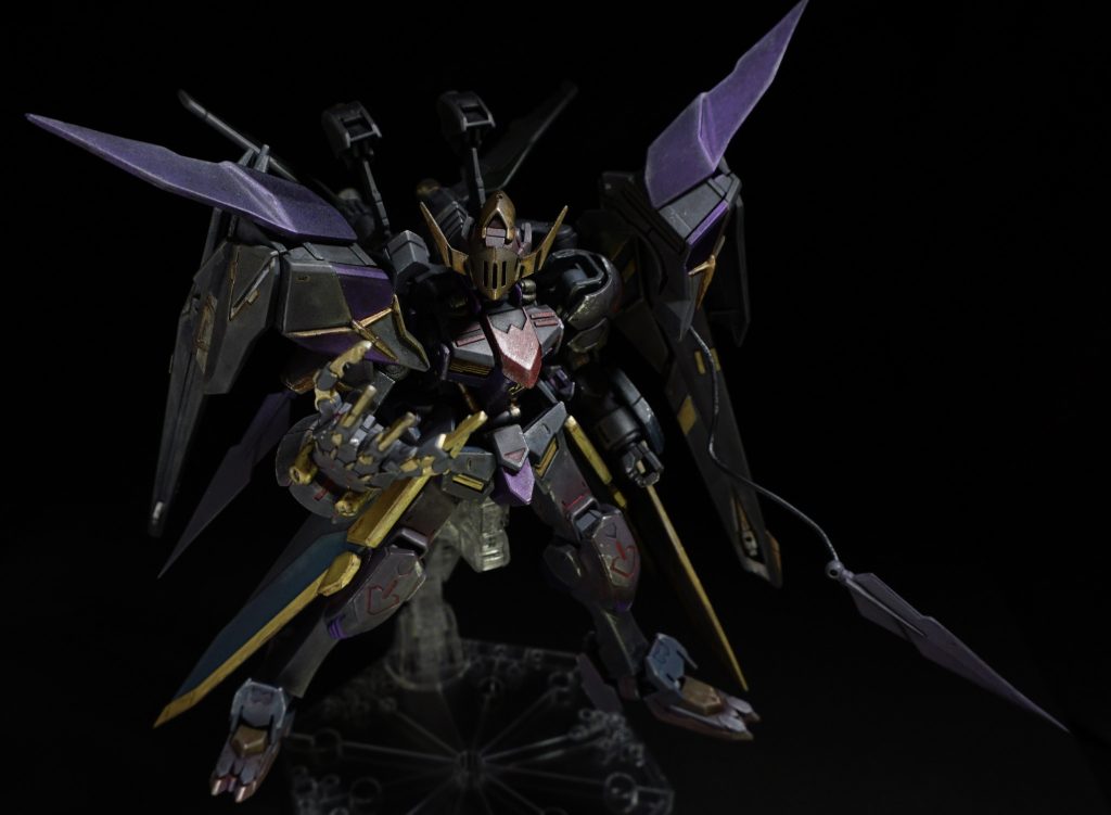 挑発ポーズ①接近戦闘モード：右手のクローと左手のソードで戦います。右手と左手でそれぞれ違う格闘武器を持たせるのはメダロットの影響を受けているかも・・・