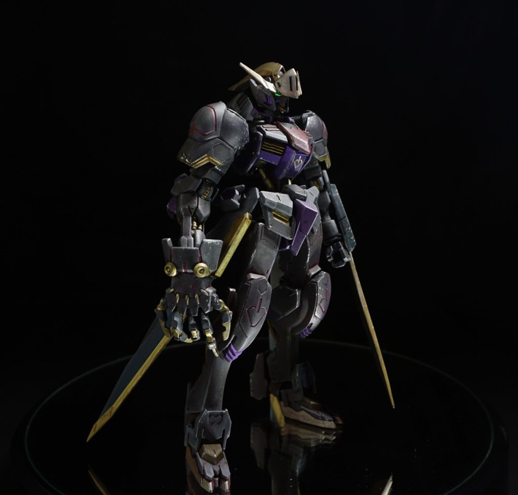 顔のパーツは上下で位置を調整が可能です。目は蛍光塗料で光ります。