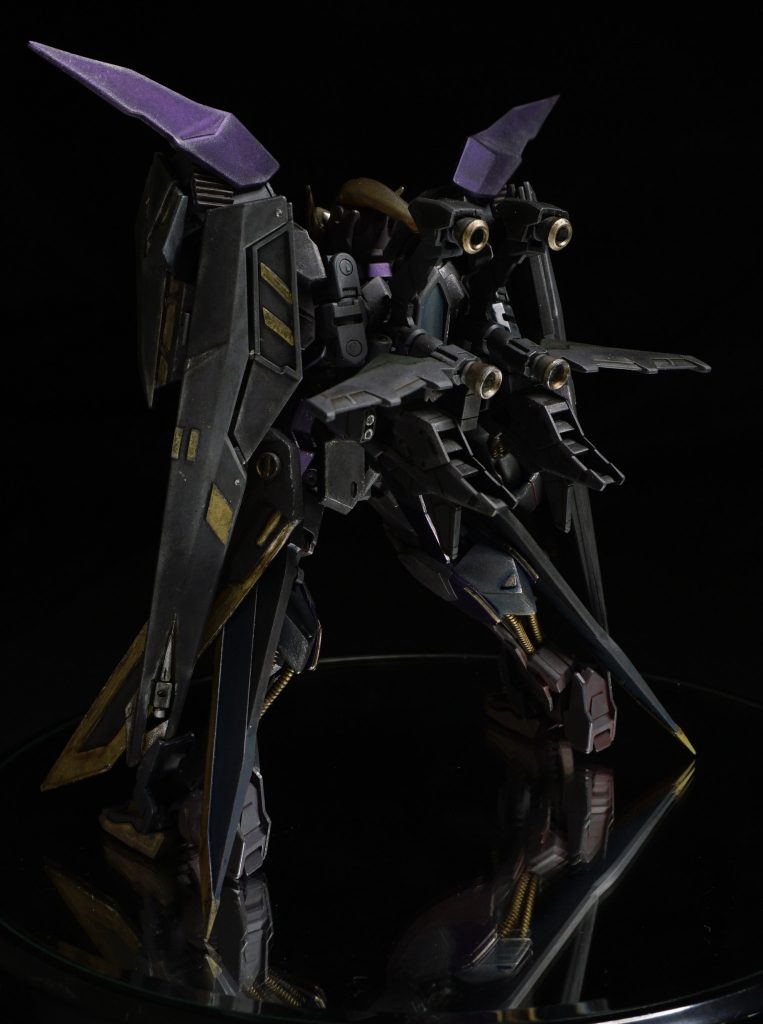 フライトユニットをバックパックとして装備しており、高速移動が可能（コトブキヤのMSGの組み合わせですね。）