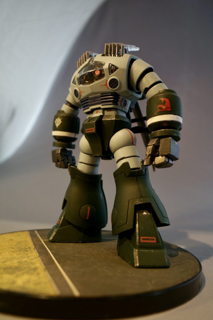 基本的にはストレート組みで拳の肉抜き穴などはエポパテで埋めています。