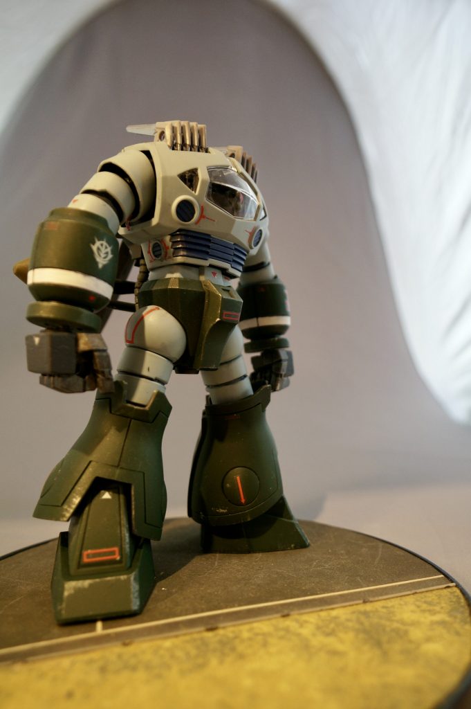 キット付属のデカールシールと追加で少々の水転写デカール、部分塗装、墨入れ、つや消しコートの上、コピックでウェザリング、シルバーのドライブラシをしています。頭部のブーメランカッターはガンダムマーカーEXメッキシルバーでピカピカにしてあげました。