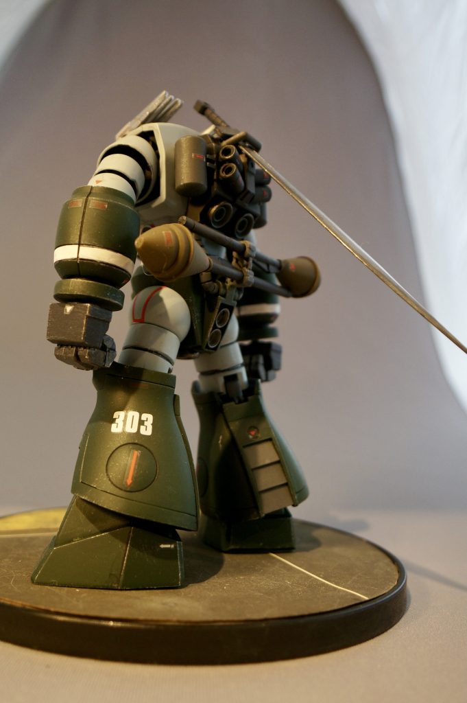 ヒートサーベルの納め先がなかったので、バックパックに刺しておけるようにしてあげました。