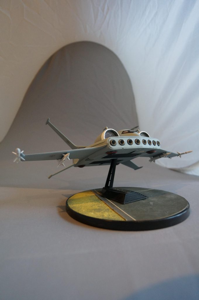 キャノピーはUVレジンを盛り、ボディと面イチになるようにしました。1/144の航空機の外装に段差があるのってどうなのよ?って思ってたんです。空力的に。まぁ、空力上は絶望的な積載物を載せてますけど(笑前面の砲門は市販パーツでディテールアップしました。エアインテークには金属製のメッシュを入れました。メッシュについては下記のような設定です。「地球侵攻直後、ドダイは巨大なエアインテークへの度重なるバードストライクに悩まされた。金属製メッシュは現地改修的に後付されたもの。ジオンのエンジニア曰く、『地球の大気の不純物の多さには驚かされた』とのこと。」↑スペースノイドよ、それは不純物でない、渡り鳥だ。