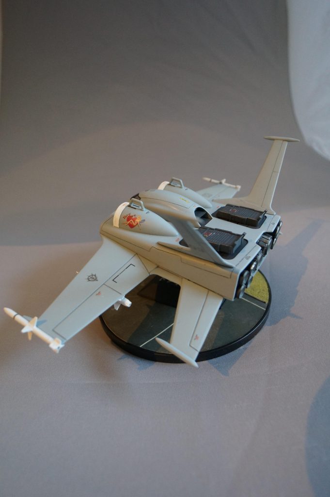 全体的にクドくない程度に筋彫りを追加しています。主翼にはハセガワの1/72スケールの空対地ミサイルを取り付けました。ミノ粉のおかげで直進するだけですが。後部メインノズルの市販パーツに置き換えています。