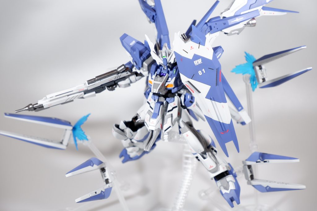 フィン・ファンネル①バックパックに4基、腰部背面に6基 備わっています!バックパックの4基はHi-νの物を、腰部背面の6基はフェイクνの物を使用しています。全て可動タイプを採用しています!