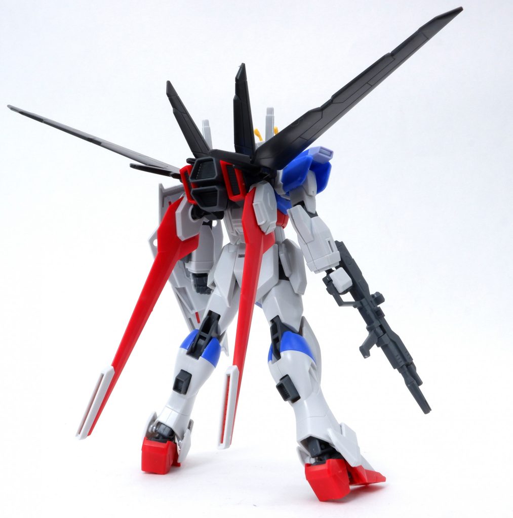 後ろ姿。フォースシルエットはかなり戦闘機っぽいデザインですね