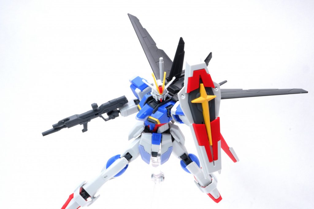 シールドの分割ギミックのおかげで色んなところに赤いパーツを散りばめることができました。