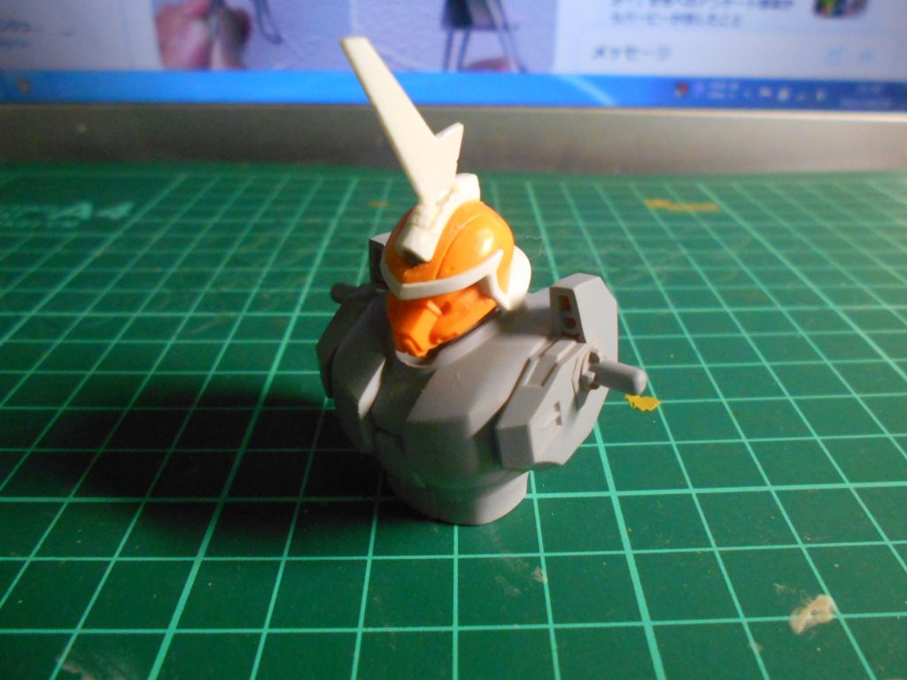 頭部のバスターソード周りはプラ板による工作です