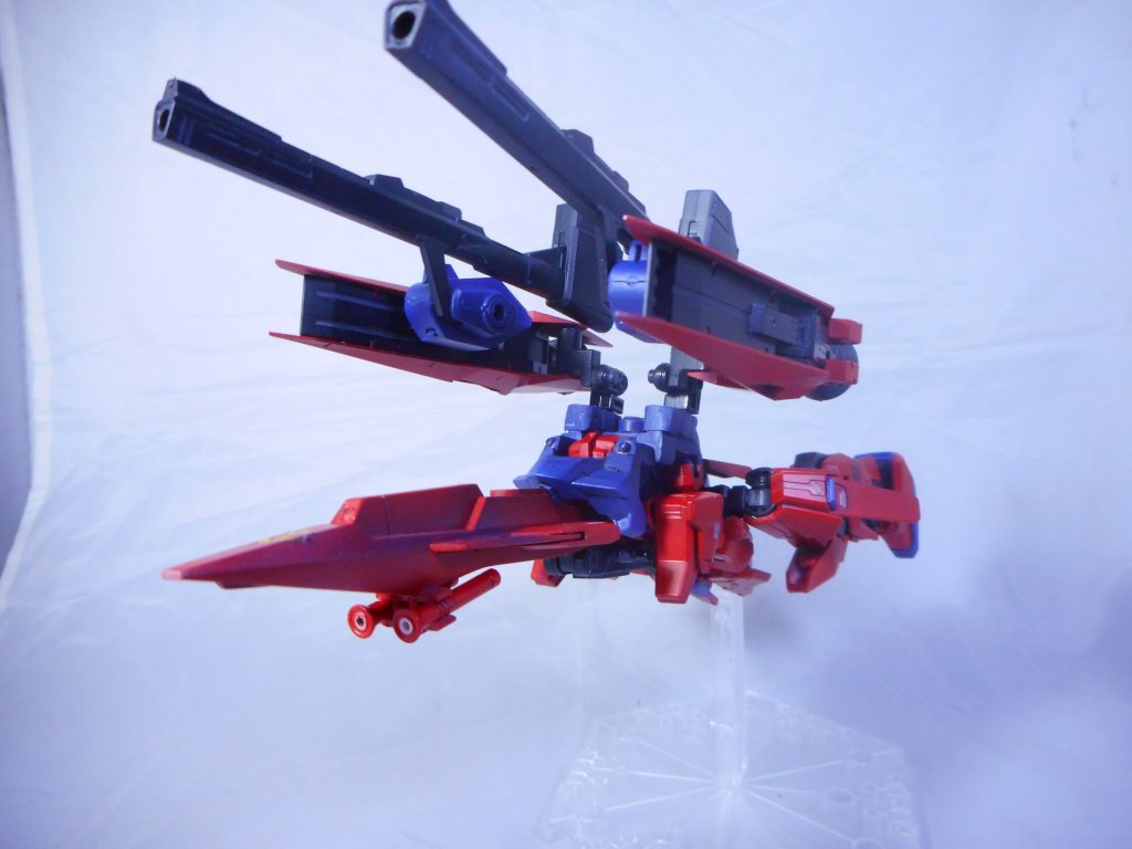 背中にあるセンサー類を腰のジョイントに接続すれば！ウェイブライダー完成です！