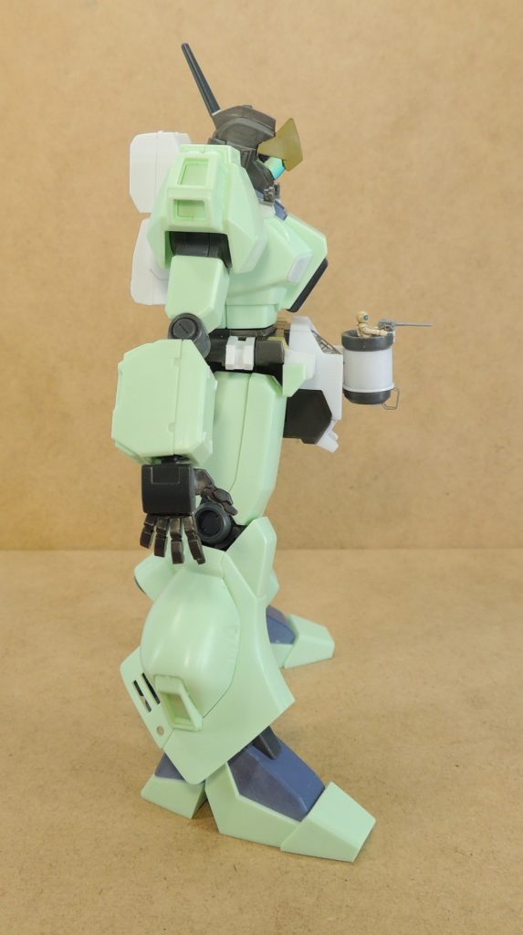 真横から見ると、腰部の機銃やマン・ハンターの位置関係がよく分かります。