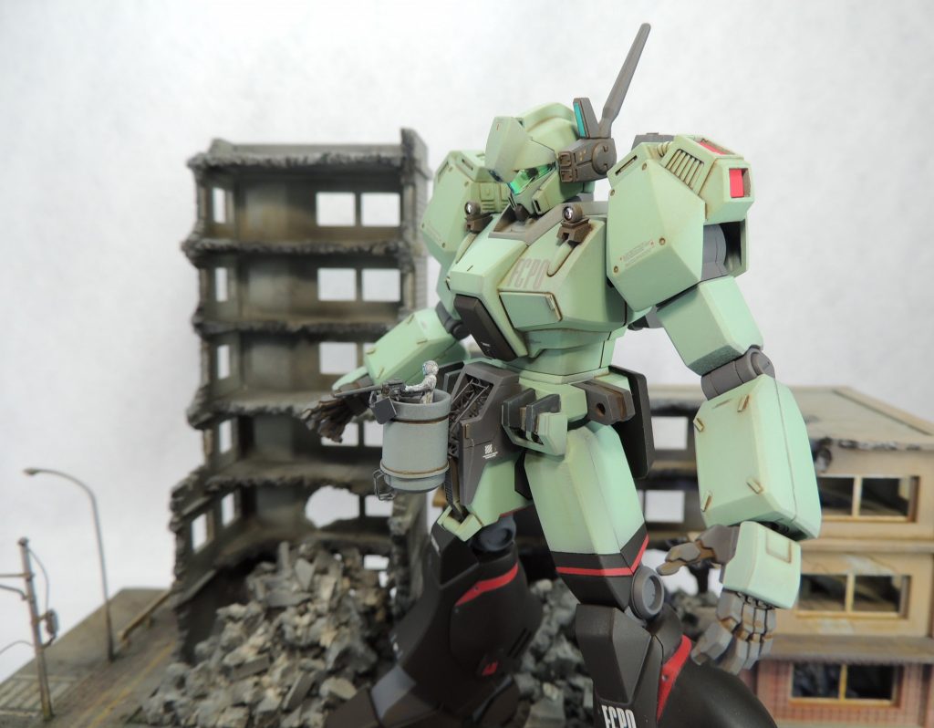 市街地の簡易ジオラマに立たせてみました。