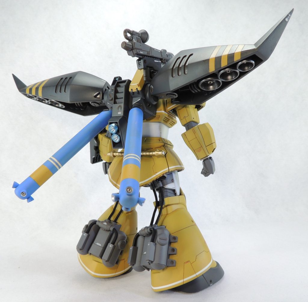 専用ビーム・ライフルのストックをプラ板で自作しています。また、ロングタイプのプロペラントタンクは、市販のディティールアップパーツを加工して製作しました。