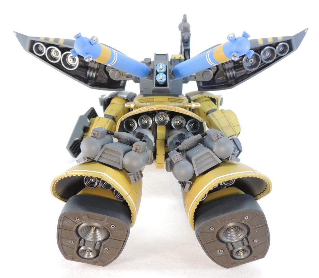 下面からのショットです。各バーニアの中心部に、HIQPARTS製の金属製部品を設置し、精密感をアップさせています。3基から5基に増設されたスカート内バーニアやアクティブ・バインダー内のバーニアは迫力があります。