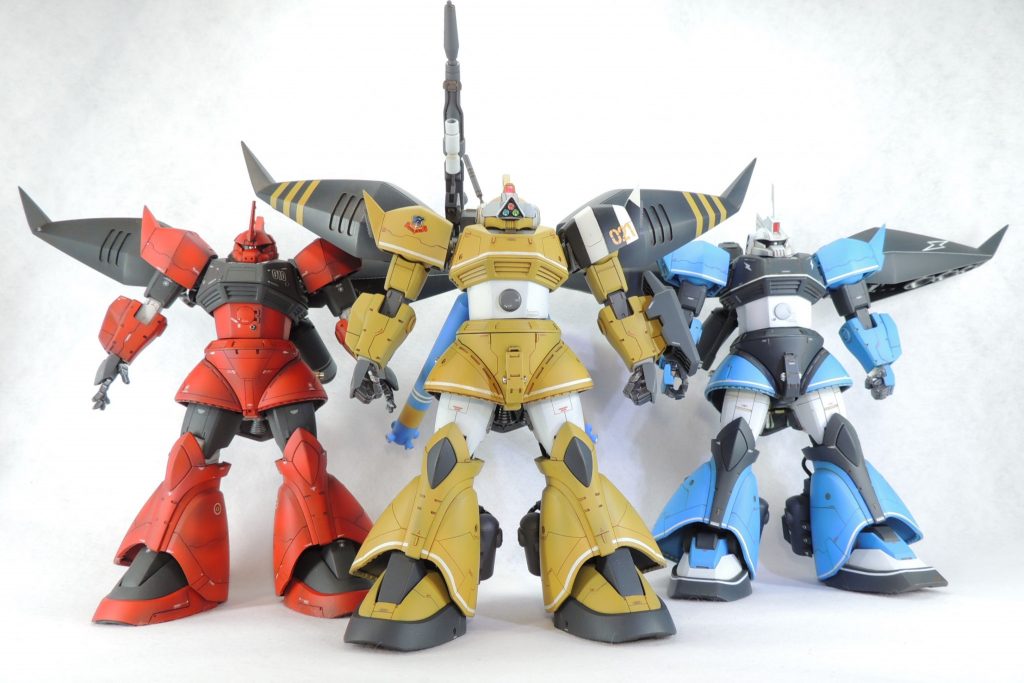 これまで製作してきた、1/144ゲルググウェルテクス・テスタロッサ、キュアノスとのスリーショットです。頭部についてですが、精密射撃用の3連スコープを装備したバイザー部分はプラ板製で、赤・青・緑のH・アイズ3ミニとHIQPARTSの金属製プレートを使用して再現しています。頭部右のアンテナもHIQPARTSの金属製部品を使用しています。