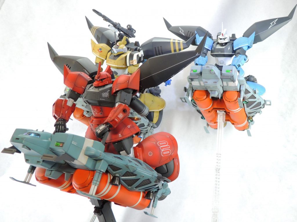 武装を構えずに、ハンドルを両手で持たせたところ。