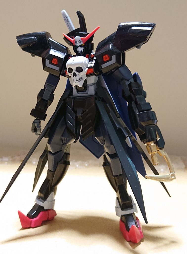 フェイスパーツをジャックエッジのモノに変更、腰部にはダークハウンドのウィングとセラフィムのパーツを加工して取り付けました。フェイスを変えた事でより悪役らしくなりました。