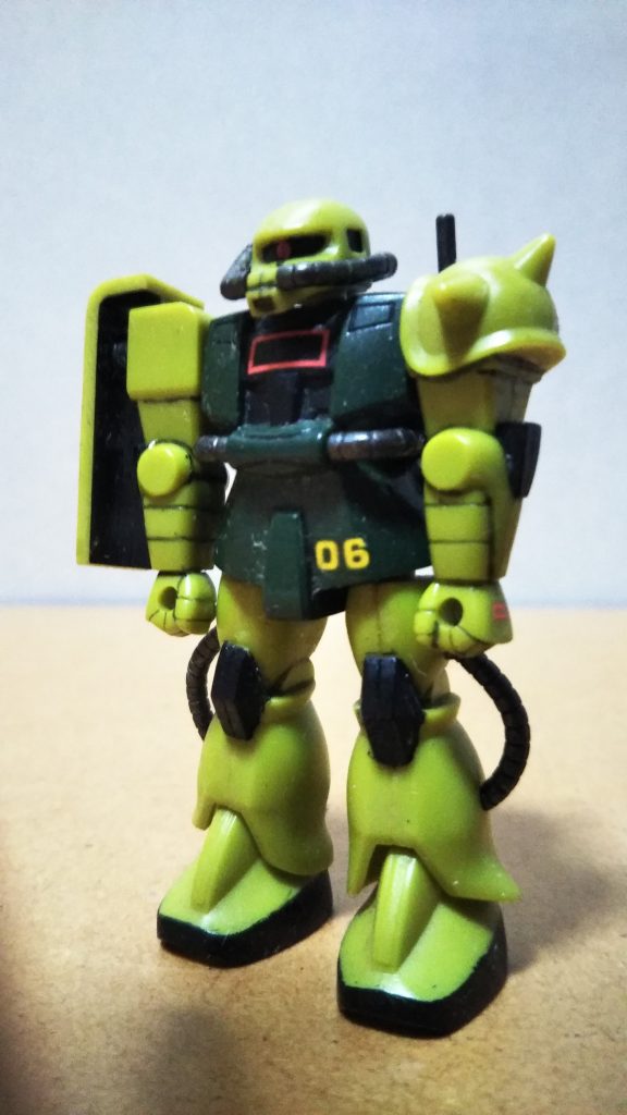 　正面素立ちです。　マインレイヤー自体が、旧キットながら完成度の非常に高いモノでしたが、サイズが小さくなってもプロポーションの良さは健在です。　基本塗装は緑色、ツヤ消し黒、黒鉄色です（いずれも水性ホビーカラー）。　本体の黄緑がかった薄いグリーンはキットの成型色のままです。　マーキングは1/144用のデカールやシールを使用しました。　ちなみに、スミ入れはスミ入れペンを使用しました。