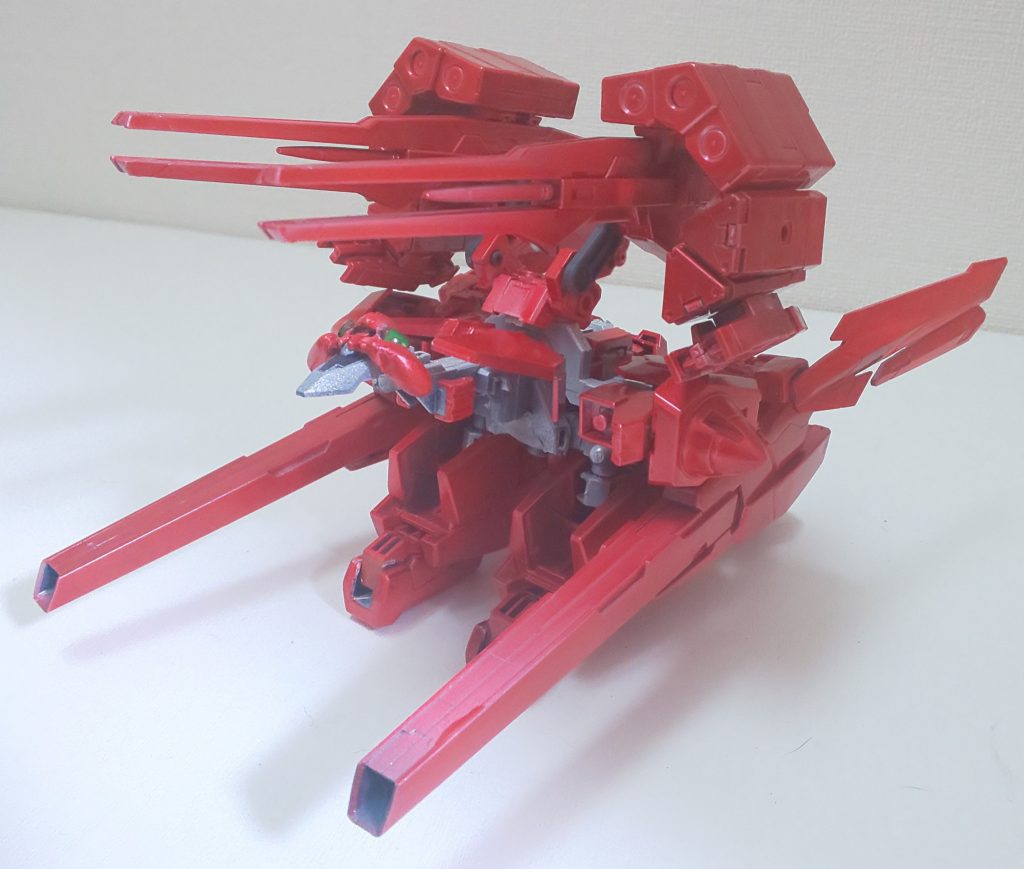 アーマーを装着していない時は支援機形態となり、この状態でも遠隔で基本装備は使用可能。