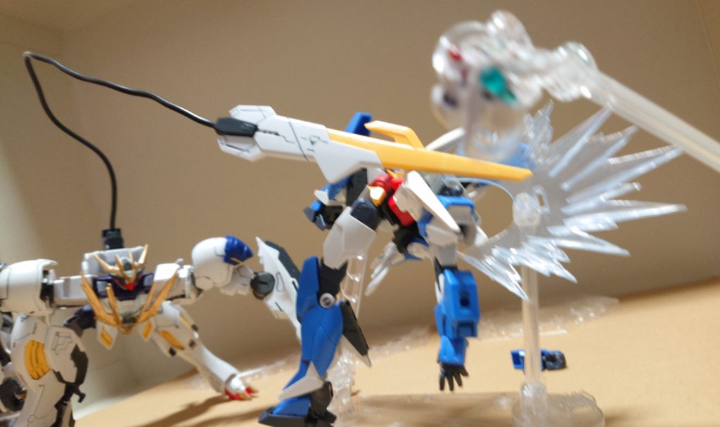 バルバトスルプスタイラントの圧倒的な力の前に劣勢のアース・V。