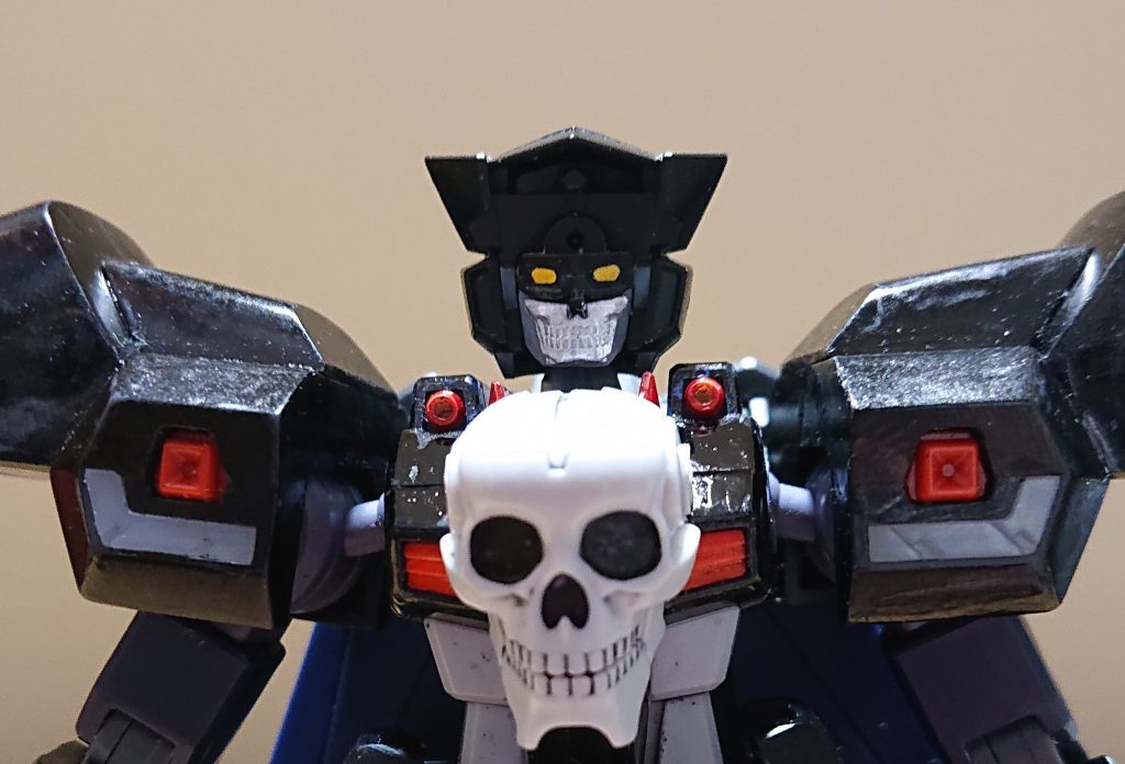 頭部パーツを外すと、内部もスカルフェイスになっています。