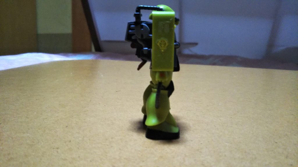 　サイドビューです。　シールドにはジオンマークと機体番号（06）をマーキングシールで再現しました。しかし、どうしてもシールだと浮いてきてしまいます（汗）。やはりここもデカールを使用するべきだったかもしれませんね・・・。