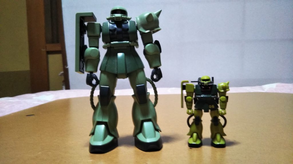 　恒例の大きさ比較です。　ＨＧＵＣのザクと並べてみました。　改めて比較してみると、本当に小さなキットです。　が、そのサイズに反して造形も含めたキット自体のポテンシャルは非常に高いモノとなっています。