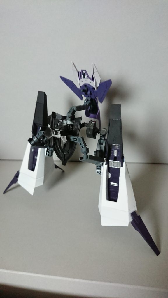 腰アーマーが重い…。メッサーラのブースターを保持するためのアーム付け過ぎました。