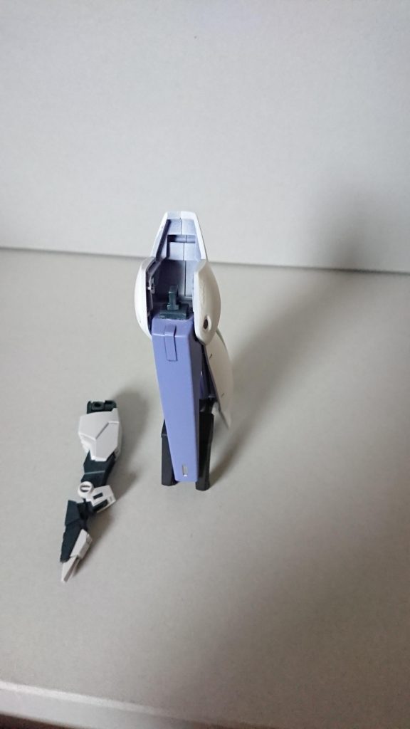 最初はメッサーラの膝可動部分にジョイントを付けましたが、脚部が長過ぎたので写真の箇所にジョイントを付けました。 