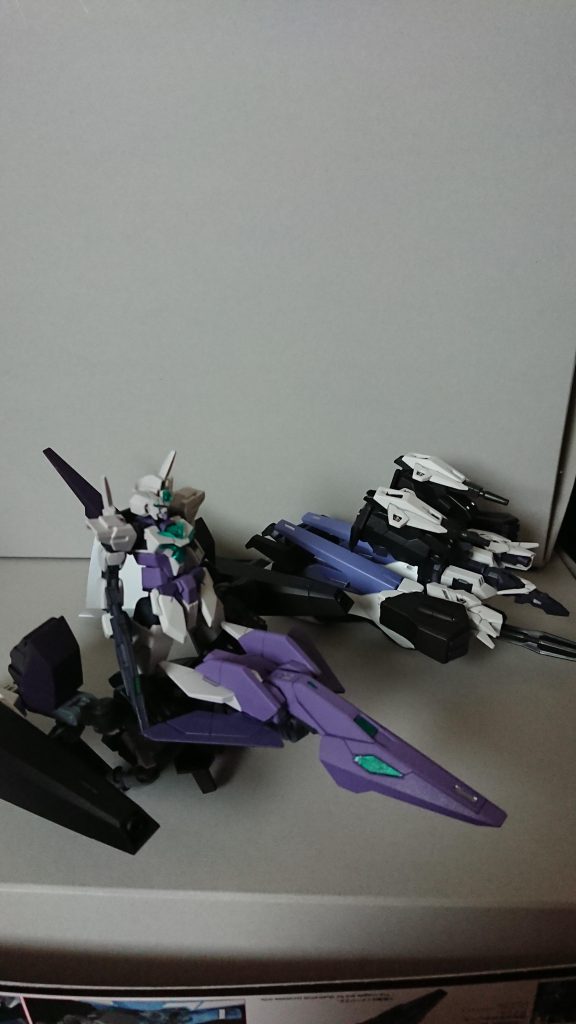 我が家のコアガンダムは腰パーツがポロリするので接着してます。ハンガーにパーツは全て乗せきれなかったので２分割で。